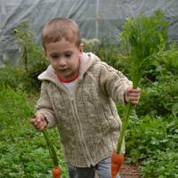 Gabriel au jardin 1